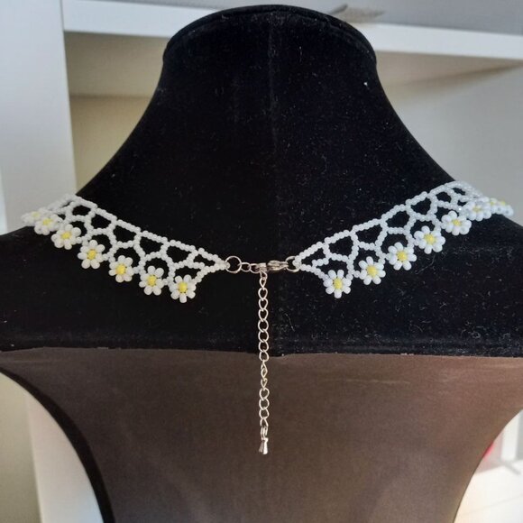 🌼 Hand-Woven Daisy Beaded Choker — Created with Passion - Picture 3 of 9